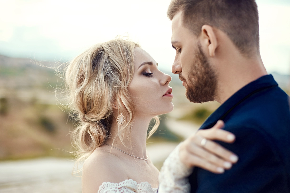 Casal na cerimônia de casamento ao ar livre